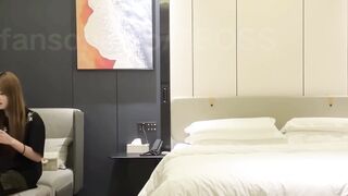 【7BOSS探花】外表很清纯的兼职学生妹各种姿势爆插她的小黑B