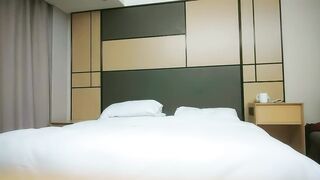 【利哥探花】170CM高端外围，穿上黑丝镜头前口交，打桩机持续输出，美女直呼受不了