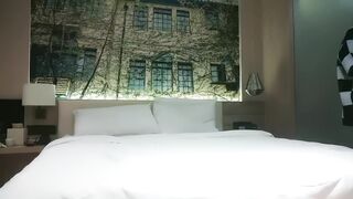 【利哥探花】21岁甜美外围女神，裸体相拥转圈圈，激情啪啪，过程中偷摘套，小姐姐气得够呛怒斥