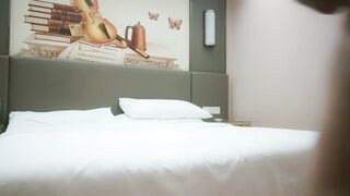 【利哥探花】网约极品大长腿外围女，坐在身上揉捏奶子，超近距离视角口交，情趣装开档丝袜，正入抽插猛操