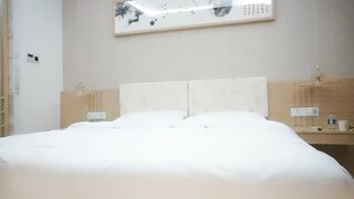 【利哥探花】网约黑裙小少妇，穿上黑丝，镜头前舔B口交，暴插各种角度