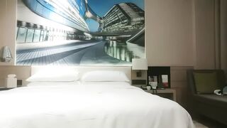 【利哥探花】美臀极骚御姐，开档丝袜扭动屁股想要被操，摸蛋深喉大屌特写插嘴，骑乘打桩啊啊叫