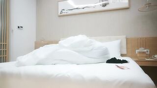 【利哥探花】风衣高端外围妹子，扒掉衣服镜头前特写深喉，开档黑丝正入抽插，骑乘大力猛操