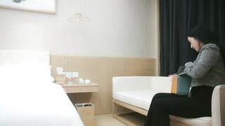 【利哥探花】高价约炮高颜值外围女，穿着黑丝草非常有感觉