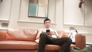 【千人斩探花】牛仔短裤腰细大奶妹子，超近距离掰穴特写吸奶口交，骑乘干了几下有味道不干了