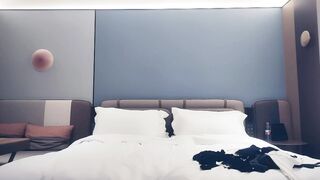 【赵总寻花】难得遇到主动献吻的极品气质黑丝美女，扯烂丝袜狂草二十分钟，把苗条美人操的尖叫不停