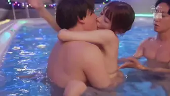 MIKR-059 夜间泳池NTR：一位美丽的女性朋友外出与闺蜜玩乐，却被一个欲求不满的男人变成了荡妇……一夜情，成人夜生活，最后以射精收场 #天美めあ #天海芽亚 #森日向子