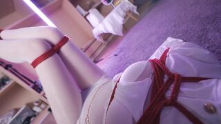 【悠米】《神圣修女被绑记》3 修女身着白色全包丝袜和12cm的高跟吊着罚站，还要被迫看着镜子里被玩弄的自己