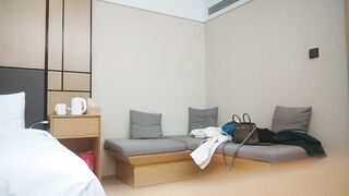 姐姐翘起巨臀被小哥猛操各种姿势侧入 痛到有点想哭