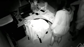 公司摄像头破解偸拍下班后经理与碎花连衣裙文员用电脑看黄片一起研究性爱动作在办公桌前打一炮！