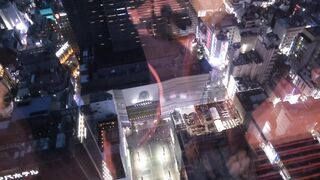 我先是在酒店房间门口的镜子前拍摄自己做爱的画面，再把假阳具挂在窗户上让她自慰，然后又以女上位被大屌刺中差点晕过去，最后又以女上位被内射。