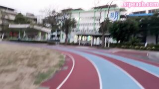 當表面正經、私下淫蕩的女教師，課後輔導早熟男學生，她還是必須保持專業