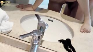 推特少妇大奶人妻深喉吃鸡啪啪 腿分开 啊好受快点 在卫生间镜子前撅着大屁屁被大哥无套猛怼 内射肥鲍鱼