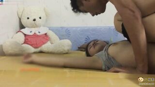 自拍迷奸睡奸 极品小美人 被人下药迷晕后毫无知觉，被人疯狂爆艹，超凶超猛太厉害了！