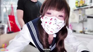 [糖心Vlog] 厨房禁忌 厨房煮面饿了先吃大叔鸡巴，煮面声里我被干到哭，精液灌满逼里喷得满地白浊淫水 - 爱吃雪糕